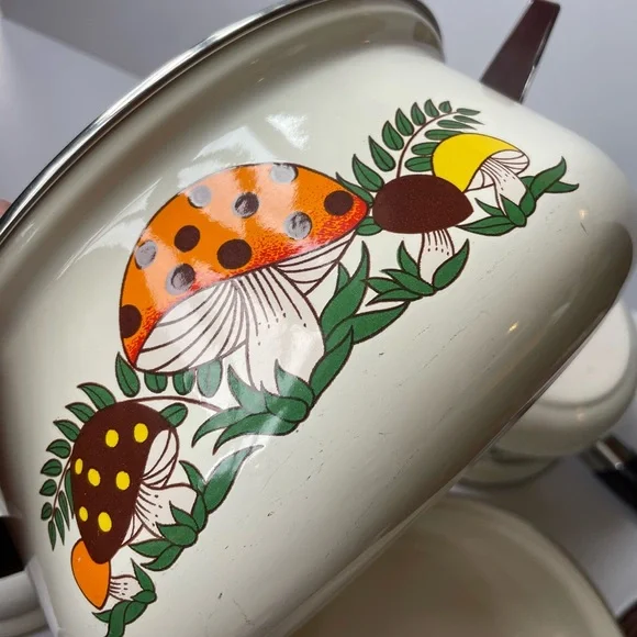 SOLD//Vintage 1970s Sears “Merry Mushroom” Pots and Pans, Set of 4 - Picture 9 of 10